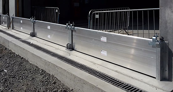 self closing flood barrier for subway